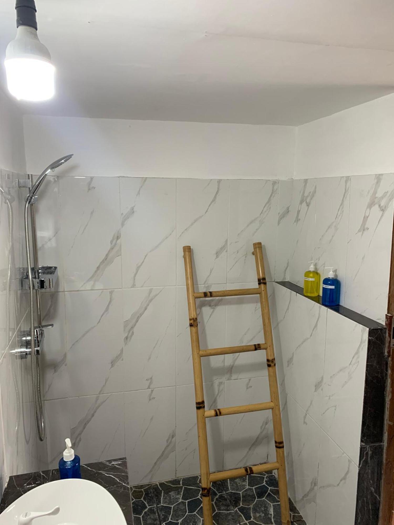 Gili Davidoff Upstairs Budget And Deluxe 吉利特拉旺安 外观 照片